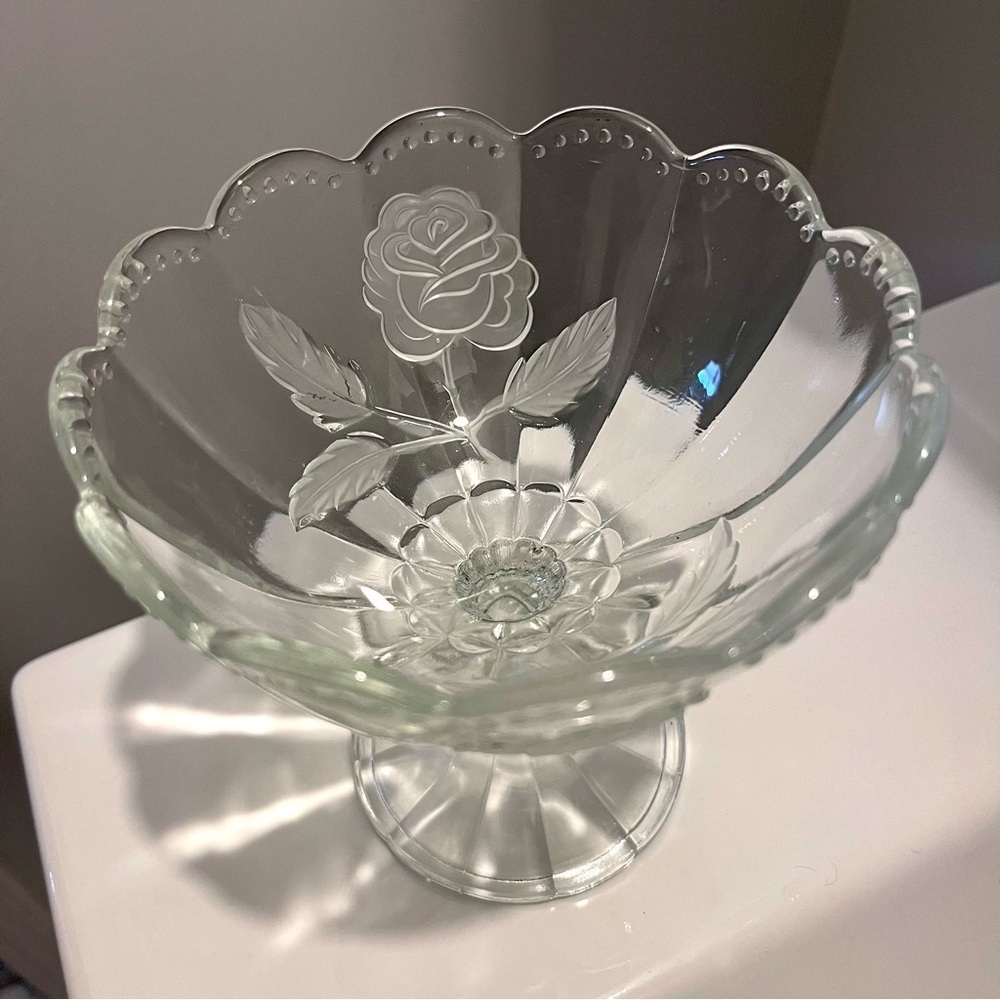 3/25$💥 Vintage Footed Glass Bowl Candy Dish Frosted Roses Detail - Picture 3 of 5